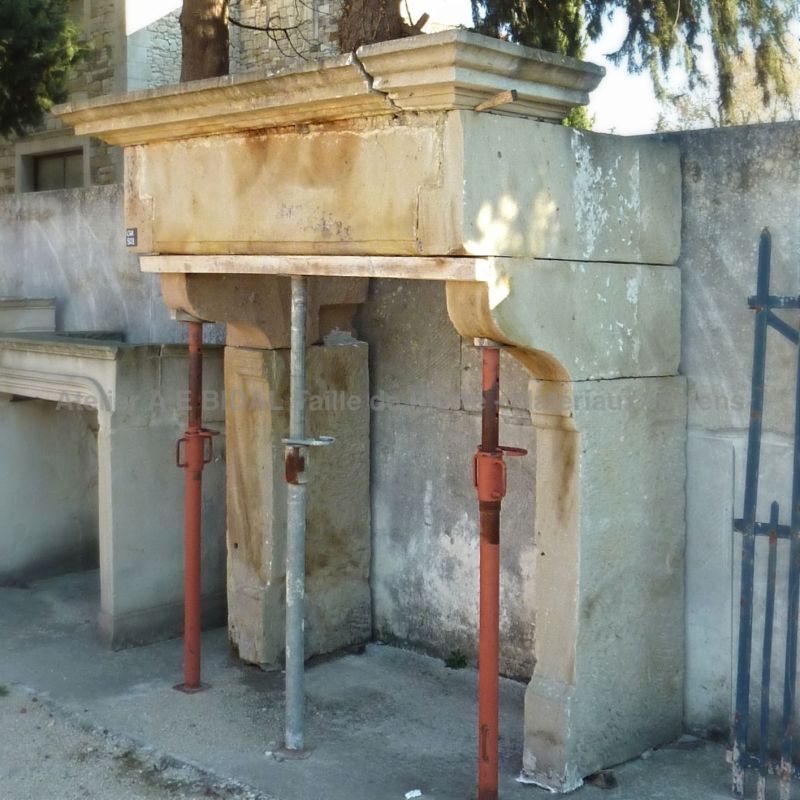 Cheminée rustique - une cheminée en pierre d'une belle hauteur pour déco d'une maison ancienne plutôt à la campagne.