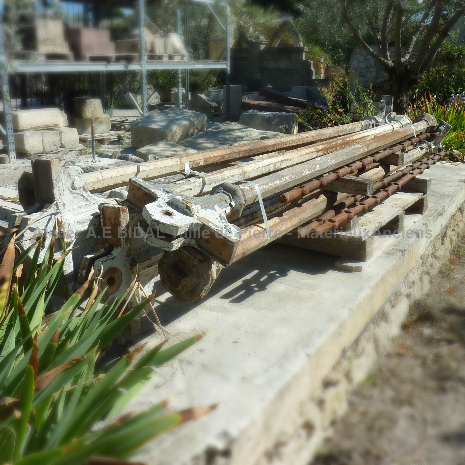 Ancien élément d'aménagement en fonte ancienne: poutres.