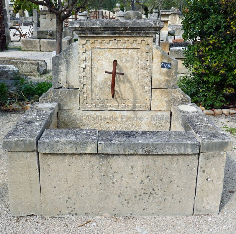 Petite fontaine ancienne en pierre - une petite fontaine pour petit jardin/fontaine pour terrasse.