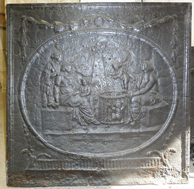 plaque de cheminée en fonte décorée d'une pouponnière - accessoires cheminées décorées de scènes mythologiques.