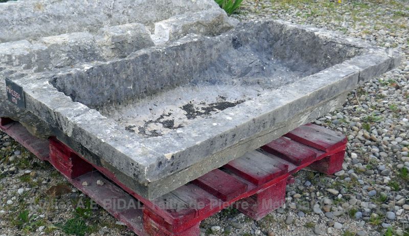 Ancien bac en pierre par le spécialiste des matériaux anciens en Provence Alain BIDAL