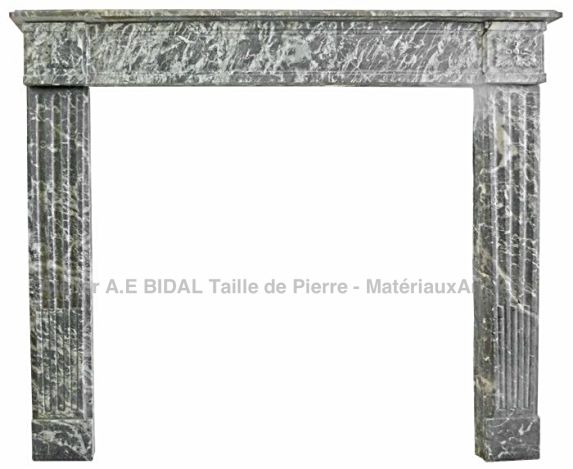 Cheminée marbre gris veiné de blanc - cheminée Louis 16 à rosaces.