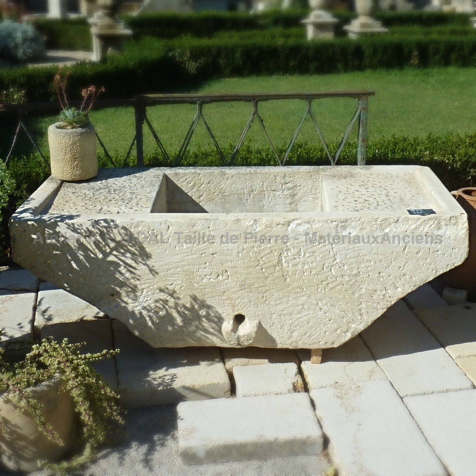 Venir redécouvrir les auges et les lavoirs anciens en pierre d'autrefois.