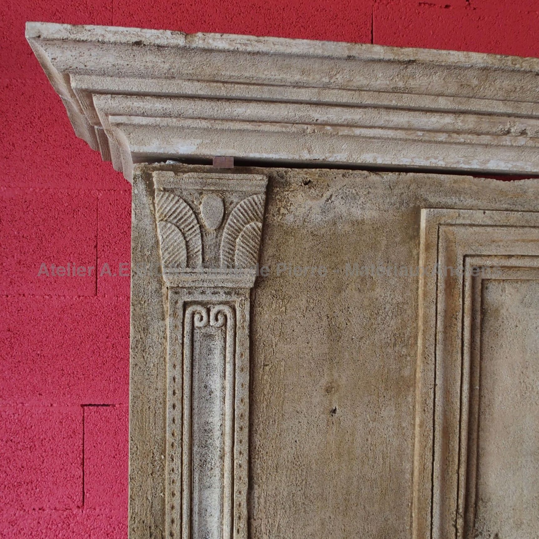 Cheminée ancienne: cheminée décorative un peu rustique.