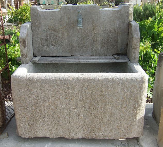 Très belle petite fontaine pouvant potentiellement devenir une fontaine pour terrasse - fontaine murale.