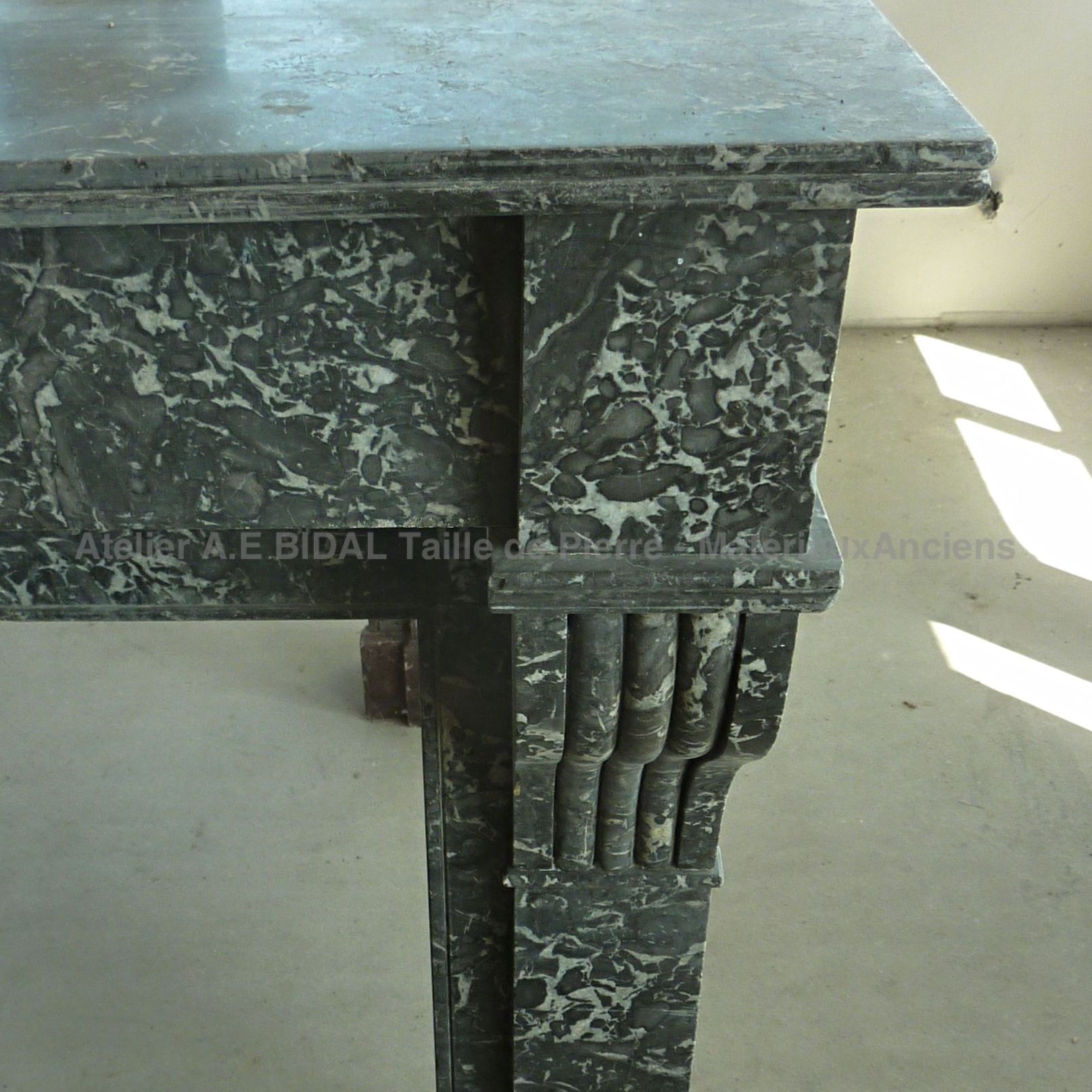 Cheminée marbre noir très ornementale - cheminée ancienne en marbre pour appartement haussmannien.