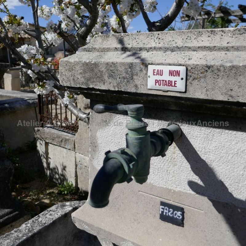 Petite fontaine de village en pierres anciennes ** VENDUE