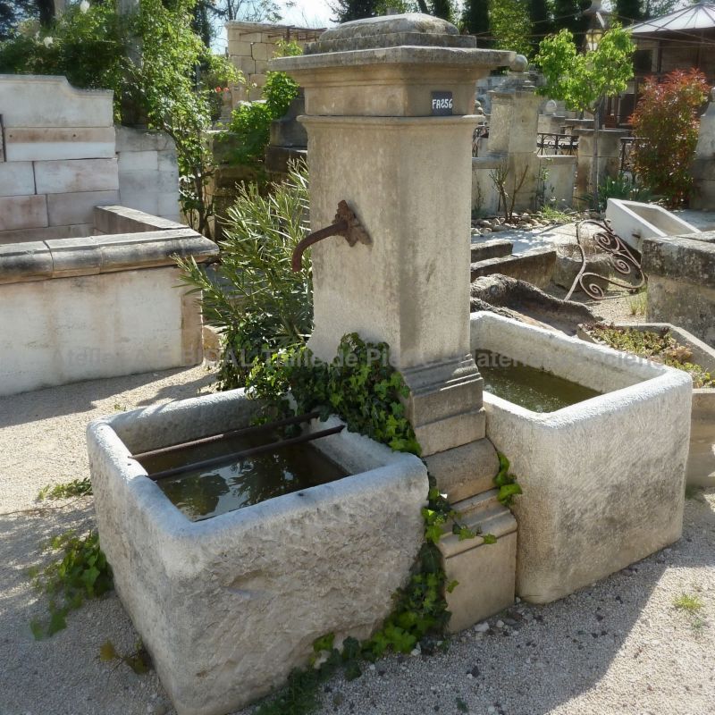 Fontaine d'extérieur au charme rustique d'antan | Fontaine ancienne en pierre naturelle pour la décoration du jardin.