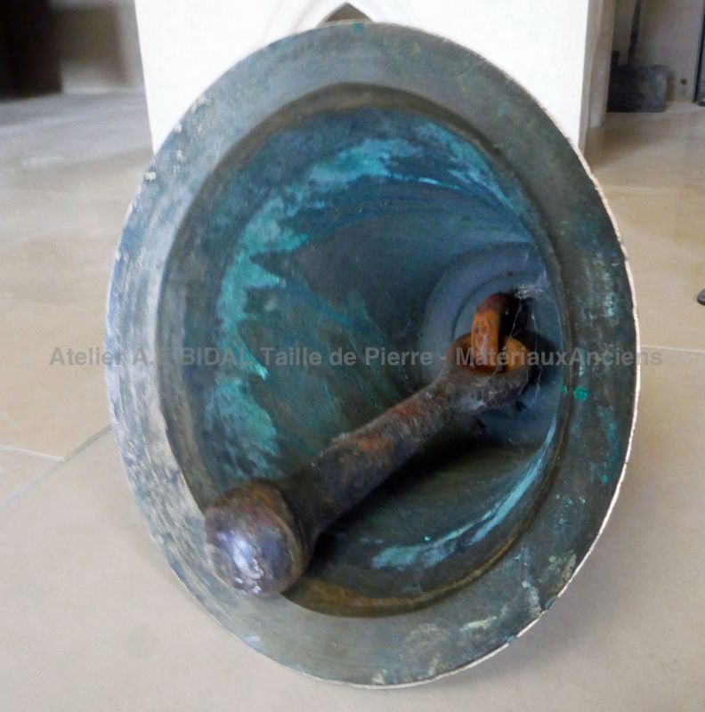 Vieille cloche à vendre en Provence - Ancienne cloche en bronze - Atelier Alain BIDAL