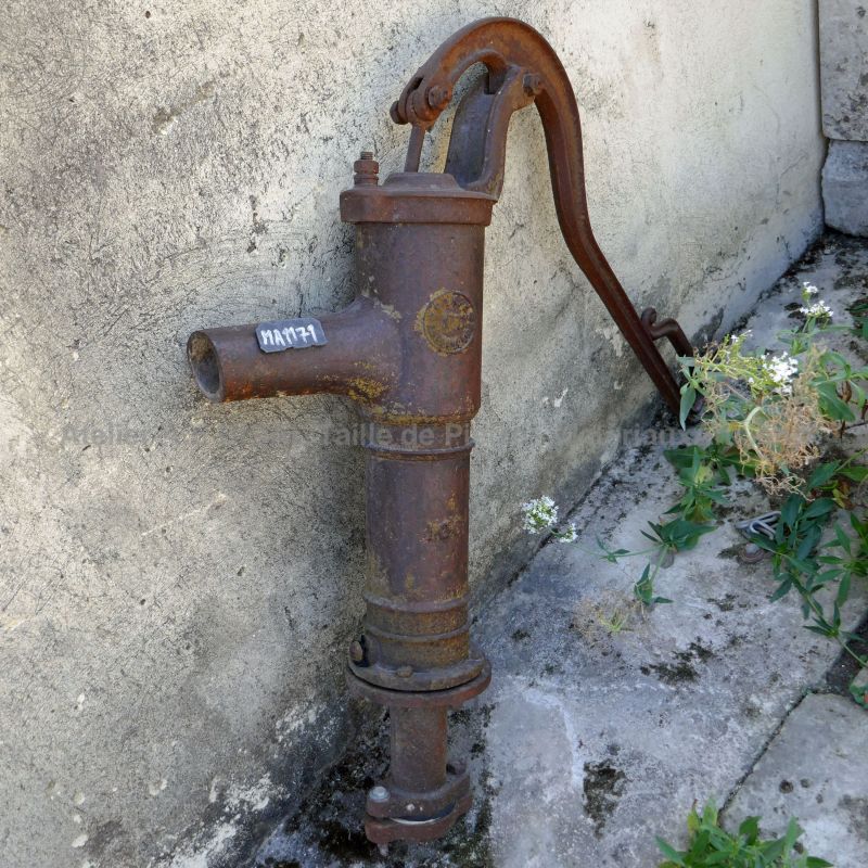 Pompe manuelle en fer - pompe à eau de couleur marron pour potager
