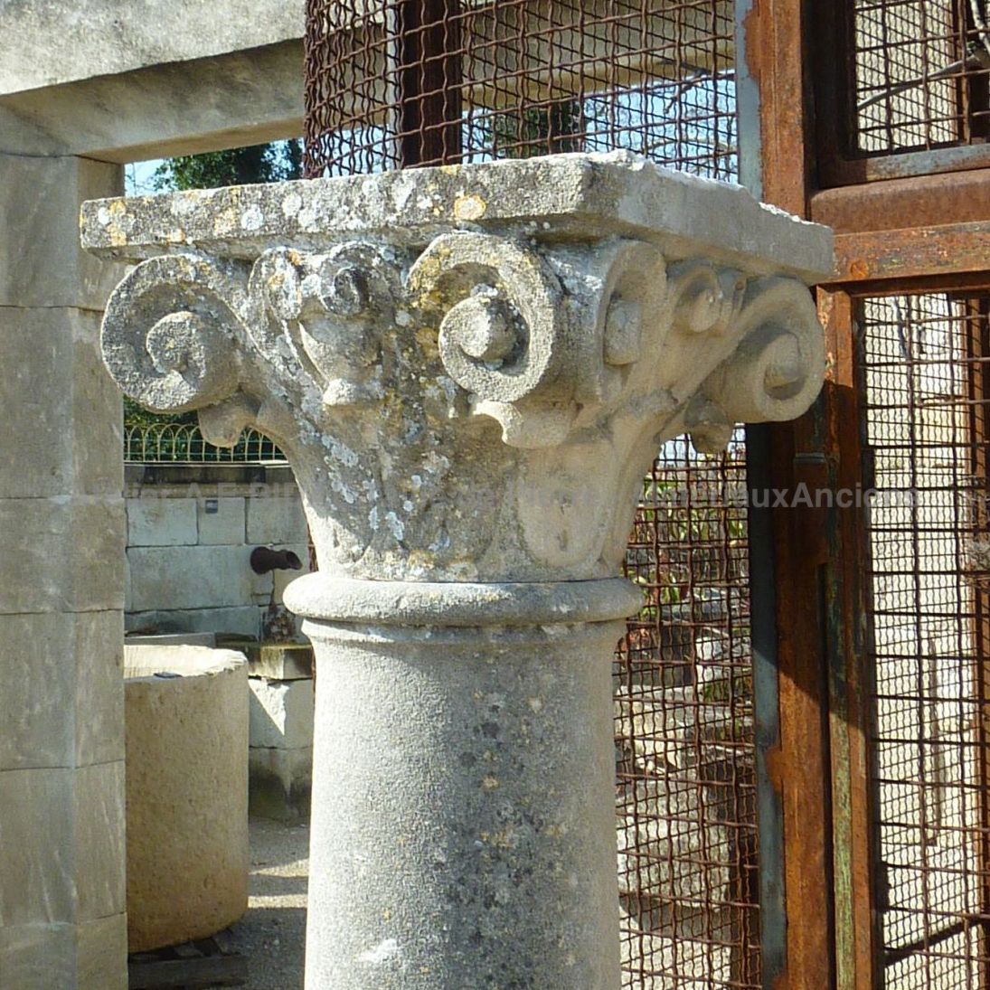 Pilier ancien réalisé par un maitre artisan de naguère - colonne romaine de tailleur de pierre.