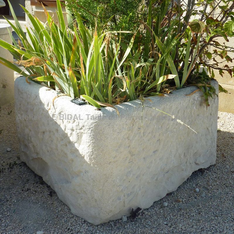 Beau bac rectangulaire: un bac en pierre naturelle de type rustique.
