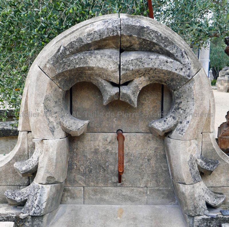 Fontaine provençale de style gothique en pierre | Ancienne fontaine en pierre | Fontaine murale gothique en vente chez le tailleur de pierre Alain BIDAL.