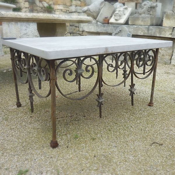En matériaux anciens: belle table basse de forme carrée.