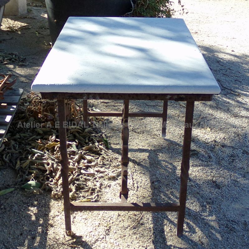 Mobilier de jardin : table basse en pierre et fer forgé ancien - Atelier Alain BIDAL (Provence)