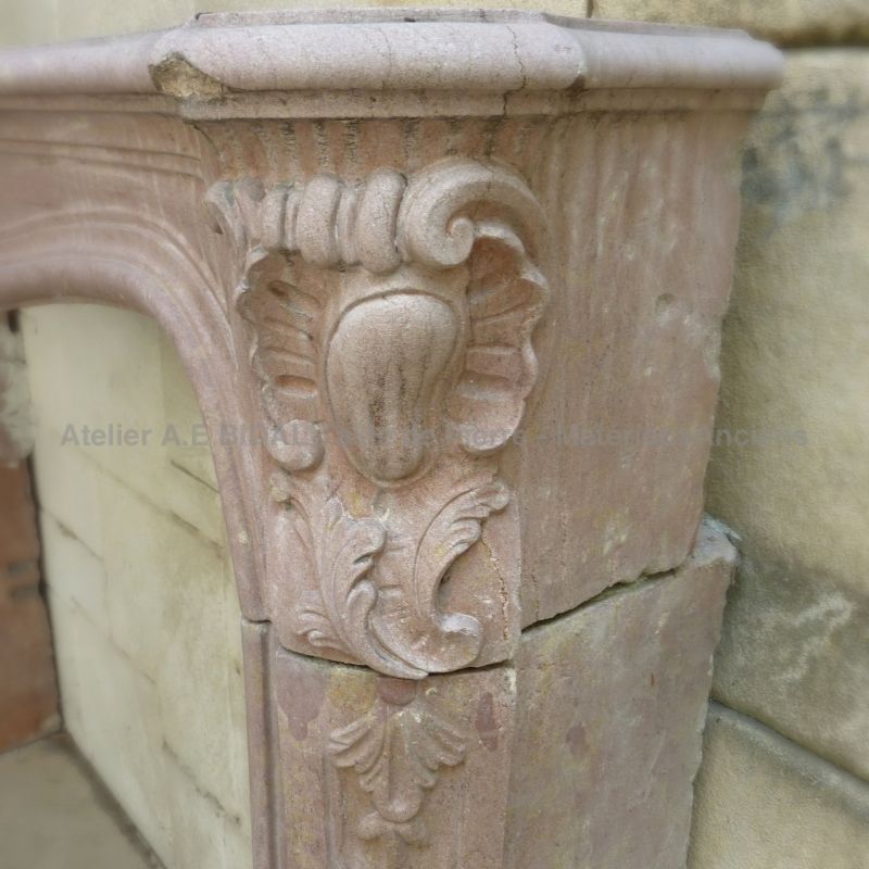 Cheminée ancienne régence avec tablette moulurée en pierre.