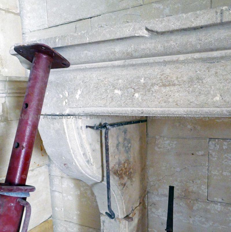Détail des moulures sur le linteau de notre ancienne cheminée rustique en pierre : Atelier Alain BIDAL, Provence