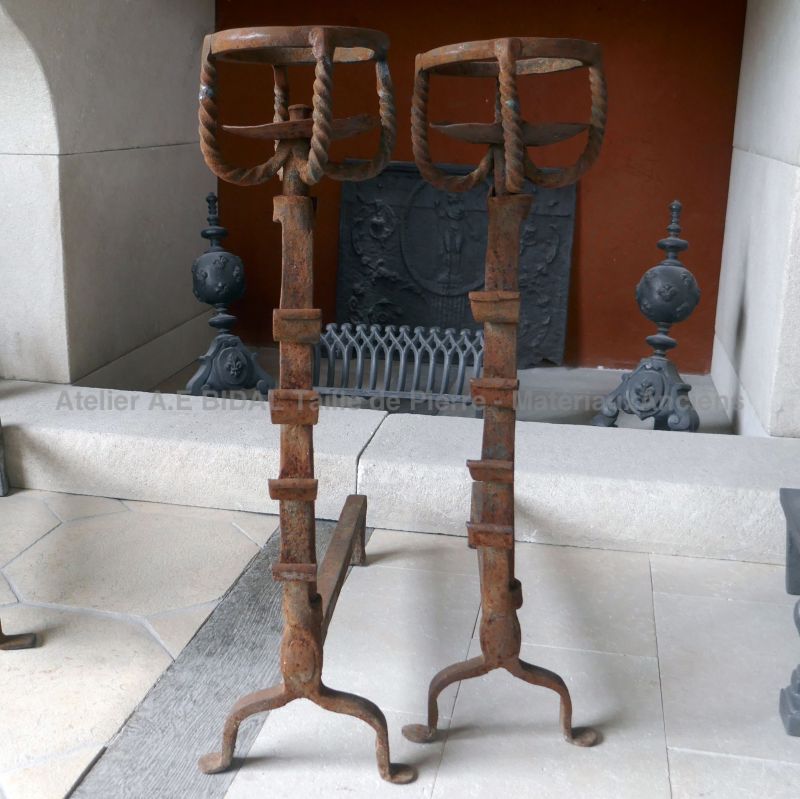 Landiers en fer forgé - accessoires cheminée du 17ème siècle.
