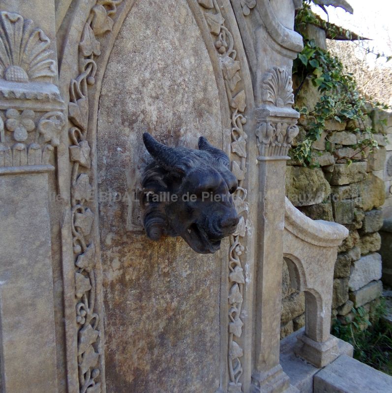 Gothic-style wall fountain crafted from aged stones patinated and weathered by time - Atelier Alain BIDAL (Provence)