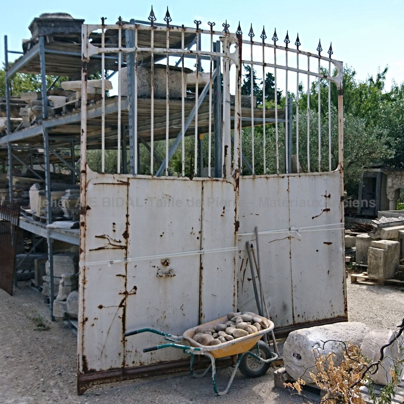 Antique gate : an old wrought iron gate with an old gate for easy access when you enter your property on foot or by bicycle.