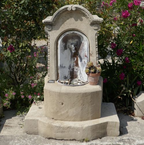 Notre borne à eau d'1,50 mètres de haut en matériaux anciens - Atelier Alain BIDAL en Provence.