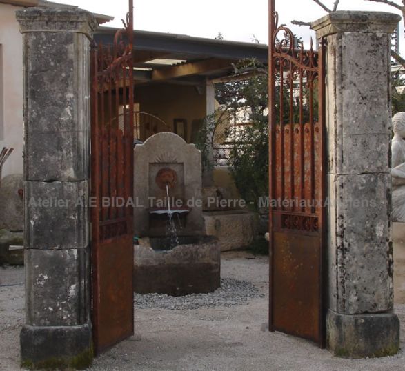 Paire de piliers anciens en pierre avec chanfrein ** VENDUE