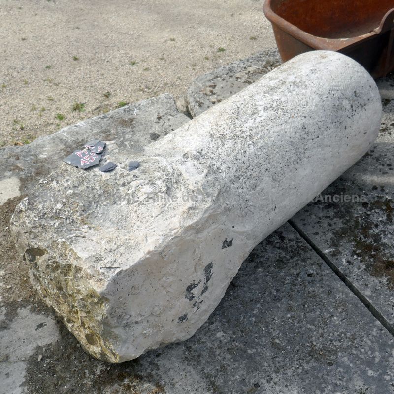 Borne ancienne de forme arrondie en pierre monolithe par Les Matériaux Anciens en Provence Alain BIDAL