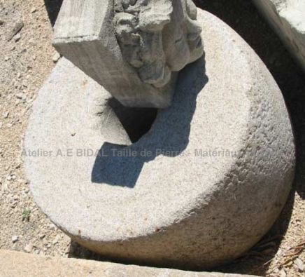 Ancienne meule à grains en pierre ** VENDUE