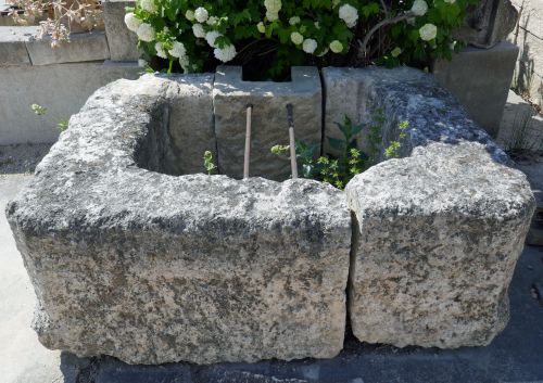Bac ancien en pierre pour aménagement extérieur par Alain BIDAL Matériaux Anciens en Provence.