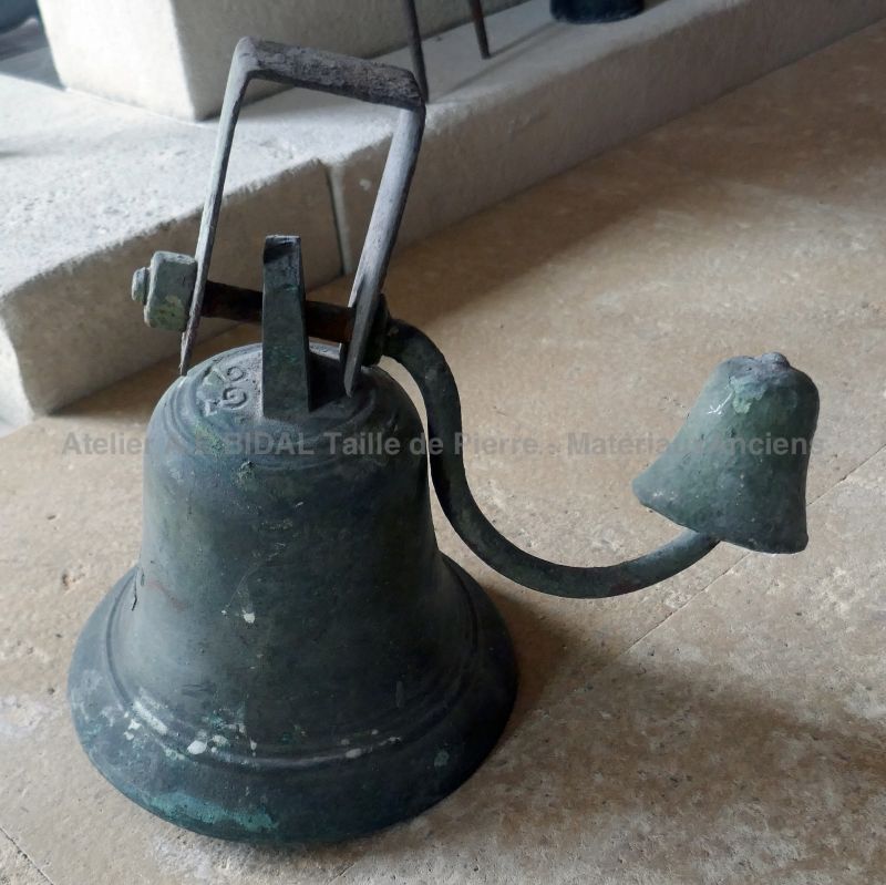 Cloche ancienne pour décoration intérieur ou extérieur.