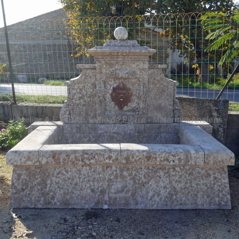 Ancienne fontaine en pierres patinées avec bassin et fronton par les Matériaux Anciens en Provence Alain BIDAL