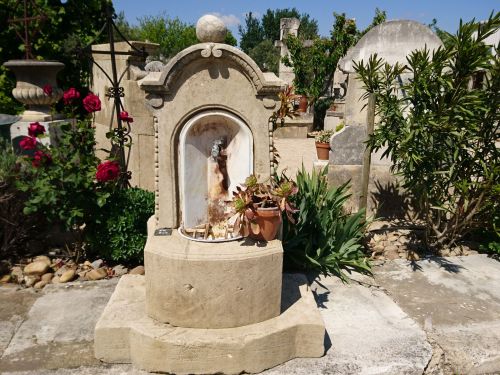Spring time and natural stone : a must-discover in Alain Bidal's exhibition park in Provence.