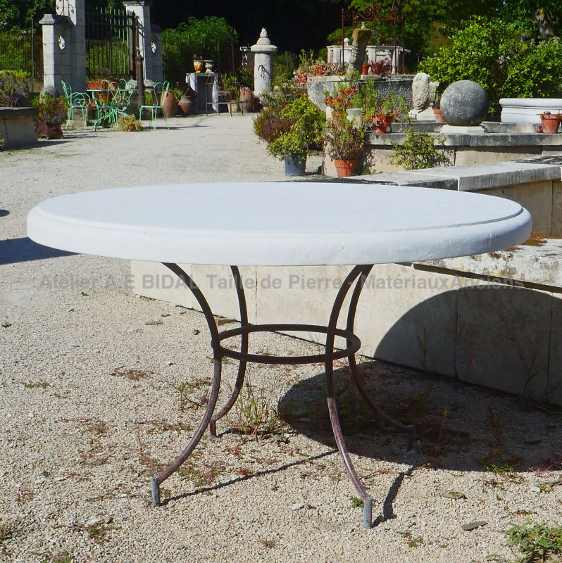 Mobilier de jardin : table d'extérieur en pierre avec pied en fer forgé - Atelier Alain BIDAL (Provence)