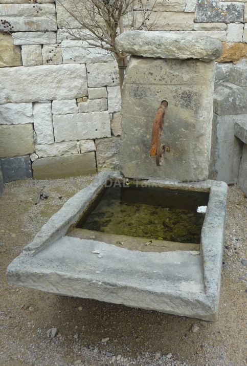 Borne à eau en forme de lavoir
