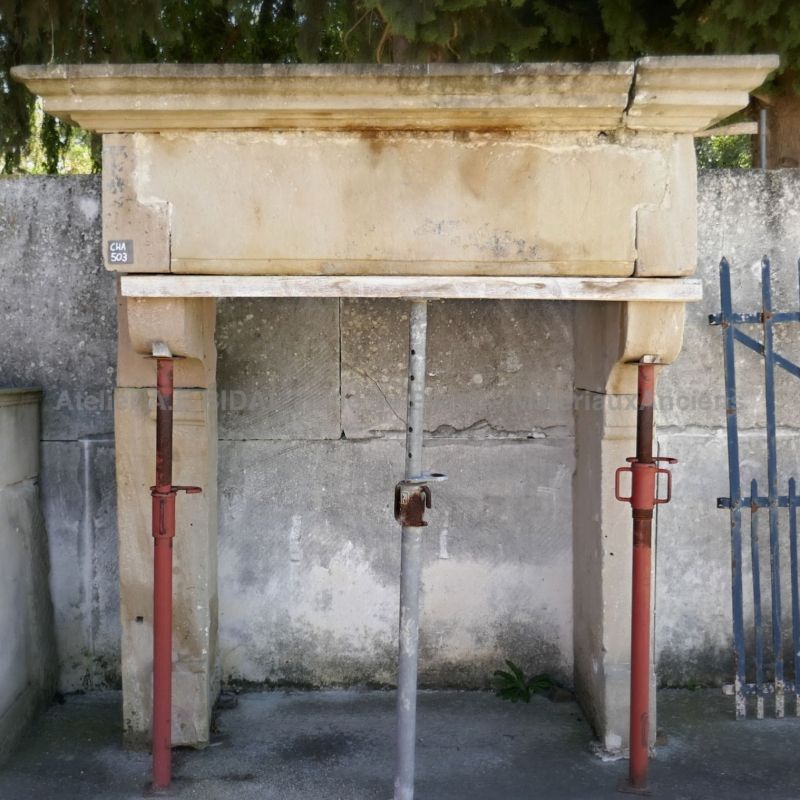 Très belle cheminée rustique en pierre - Cheminée Louis 13 très haute