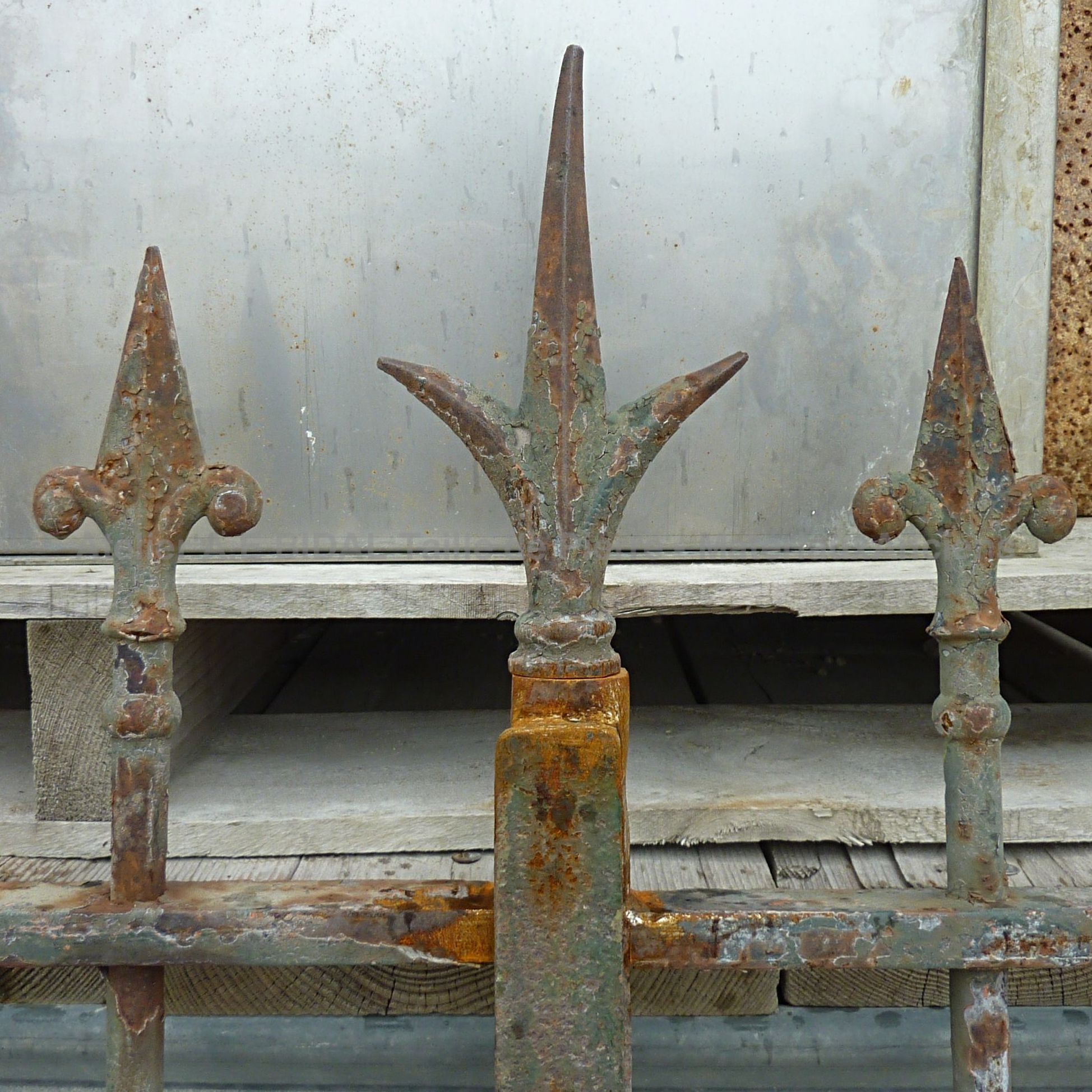 Décoration sur les pointes de notre portail ancien en fer forgé.