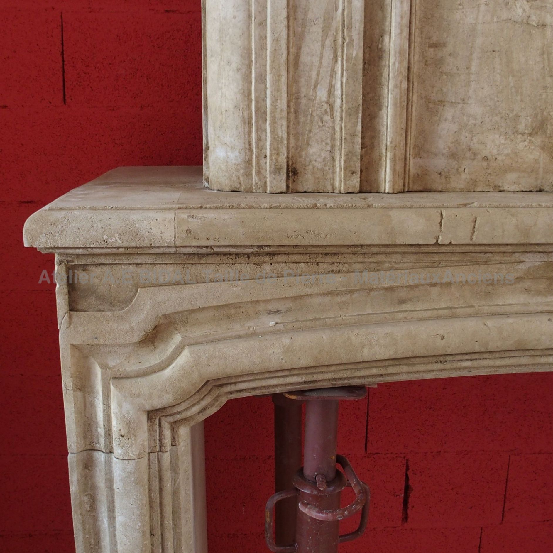 Cheminée à trumeau: une cheminée décorative en matériaux anciens.