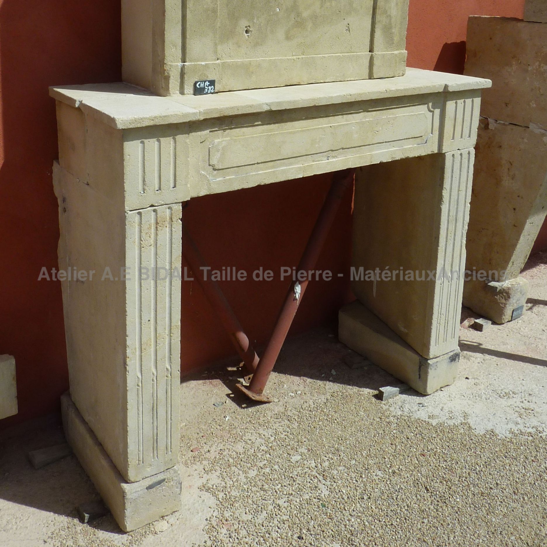 Cheminée à trumeau d'intérieur - cheminée ancienne en pierre.