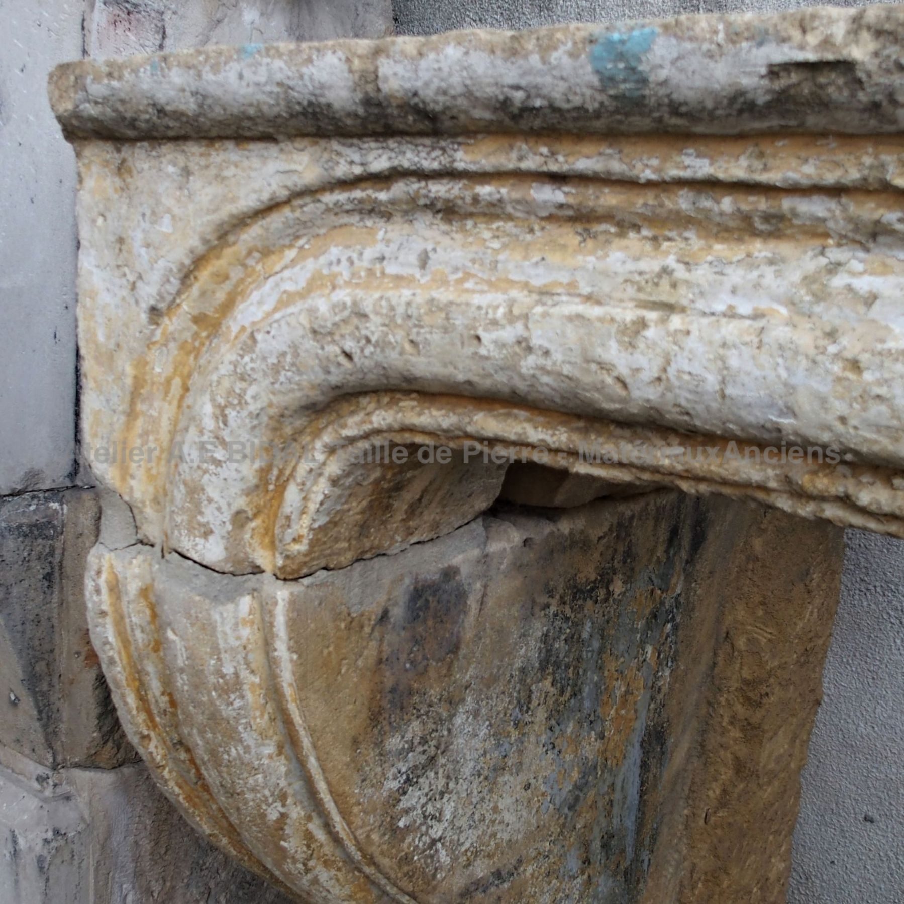 Cheminée en pierre d'un joli camaieu de couleurs - cheminée ancienne en pierre de Bourgogne.