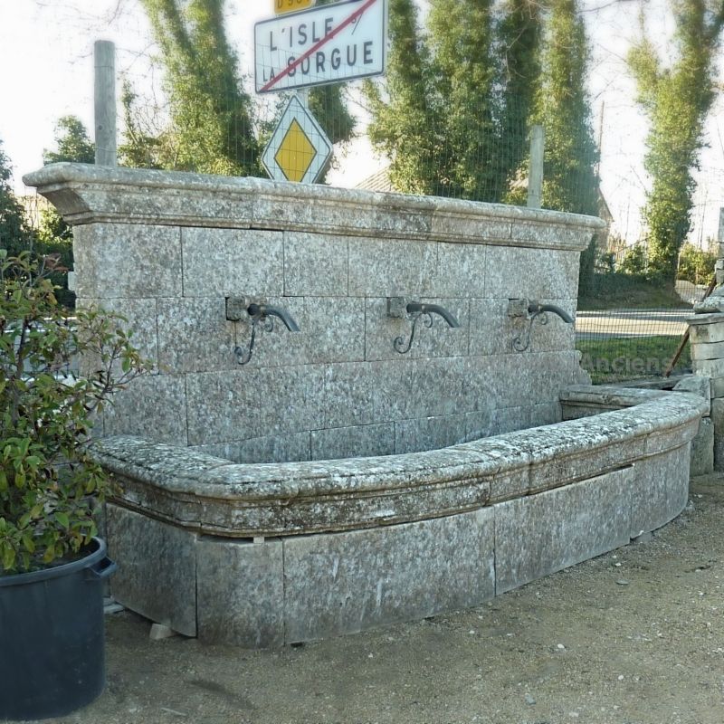 Stone garden fountain ǀ Fountain for large spaces in aged natural stone on sale at the stonemason Bidal in Provence