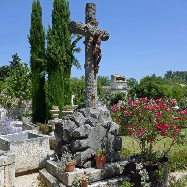 Magnifique croix en pierre pour parc ou espace religieux - croix ancienne avec Christ en fer forgé.