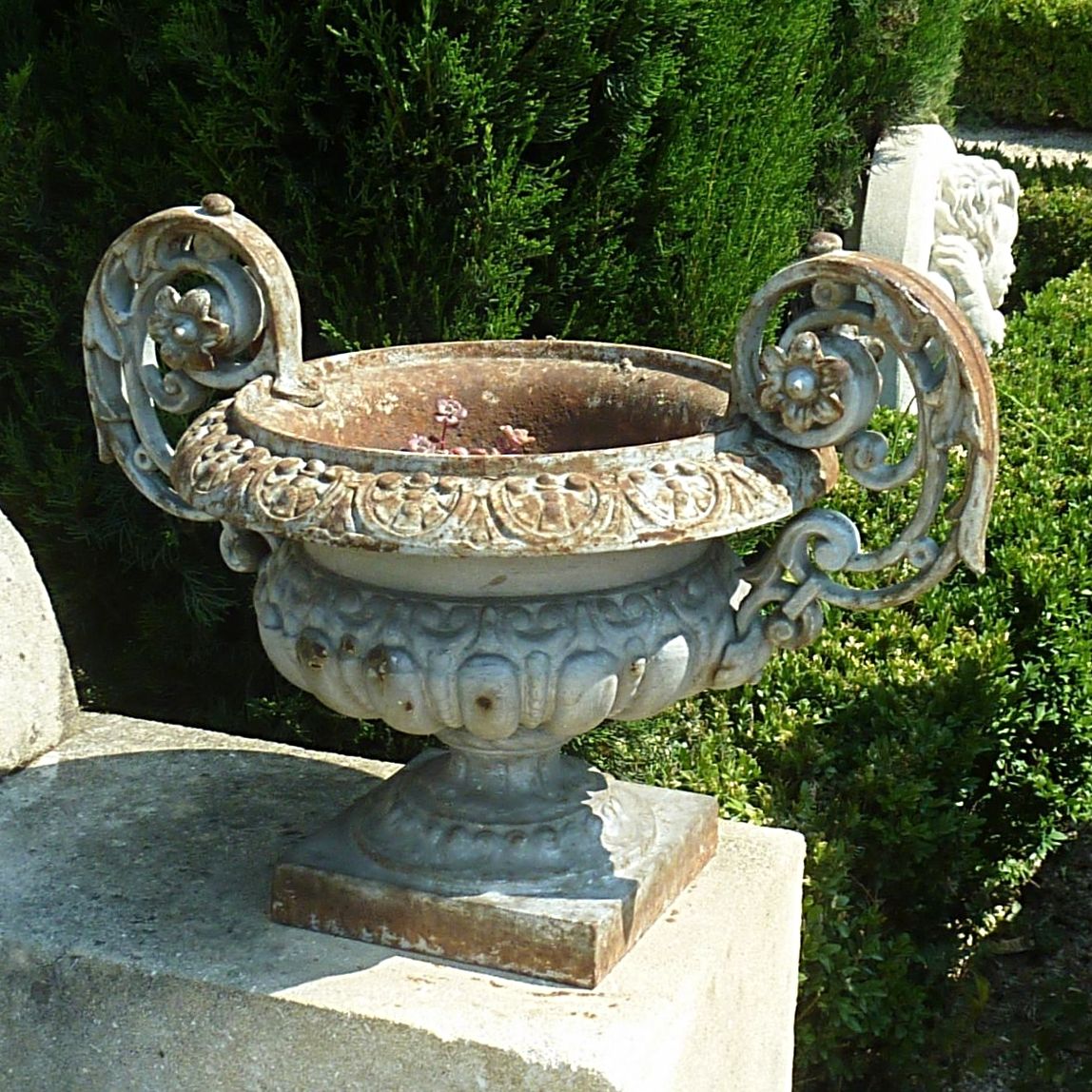 Beau vase ancien Médicis vase ancien en fonte grise vendu par paire.