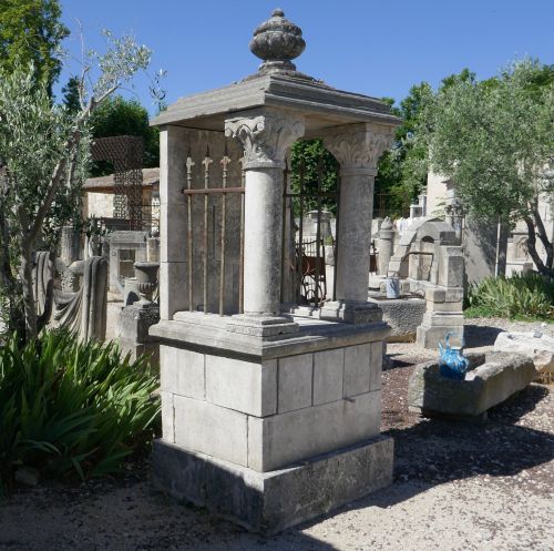 Ancient stone oratory ǀ Alain Bidal Antique Materials - Provence