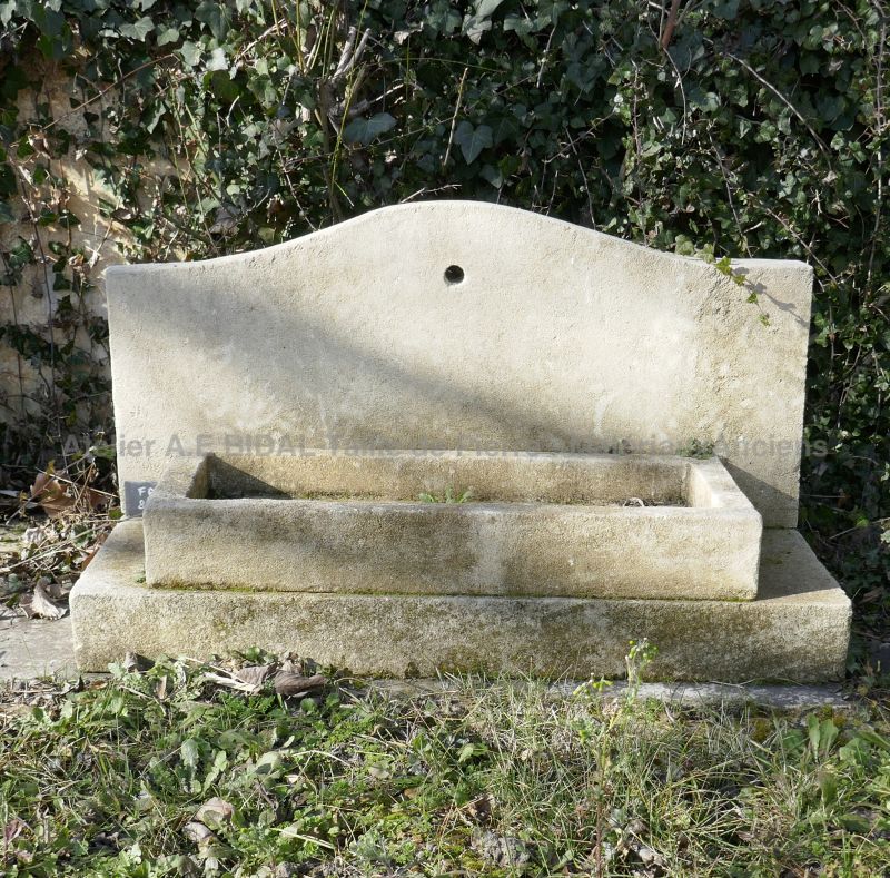 Borne à eau pour jardin en pierre par Les Matériaux Anciens en Provence Alain BIDAL