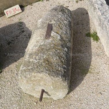 Rouleau agricole conique en pierre ancienne