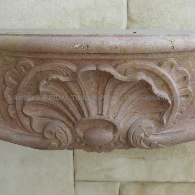 Cheminée ancienne - une cheminée en pierre sculptée avec soin.