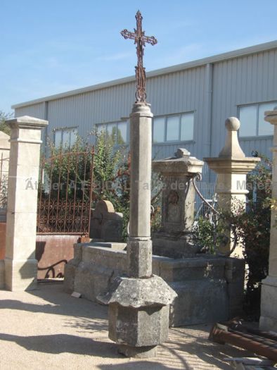 Calvaire ancien avec croix en fonte ** VENDU