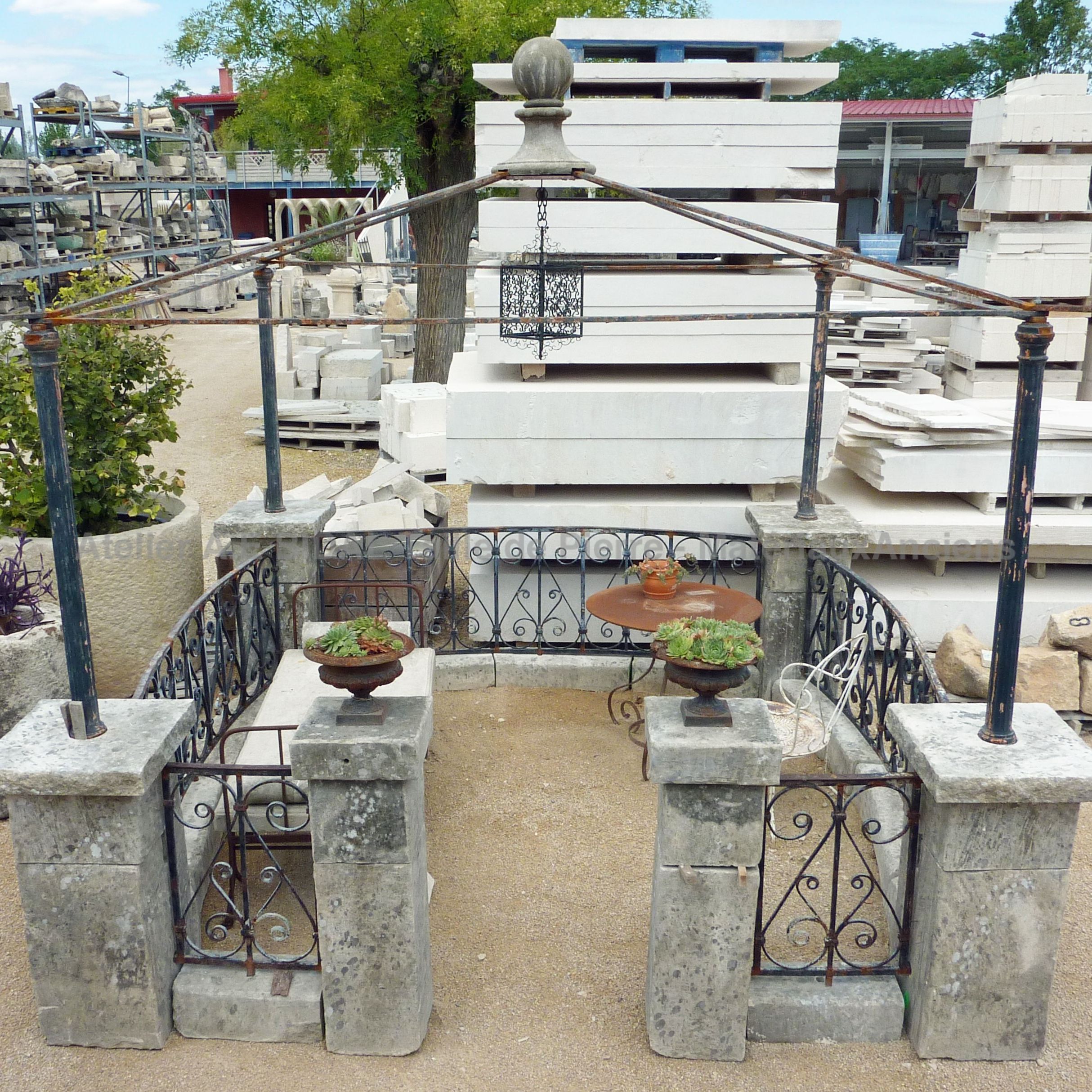 Beau kiosque ancien de 3m20 de largeur sur presque autant de hauteur - mobilier de jardin ancien en matériaux anciens.