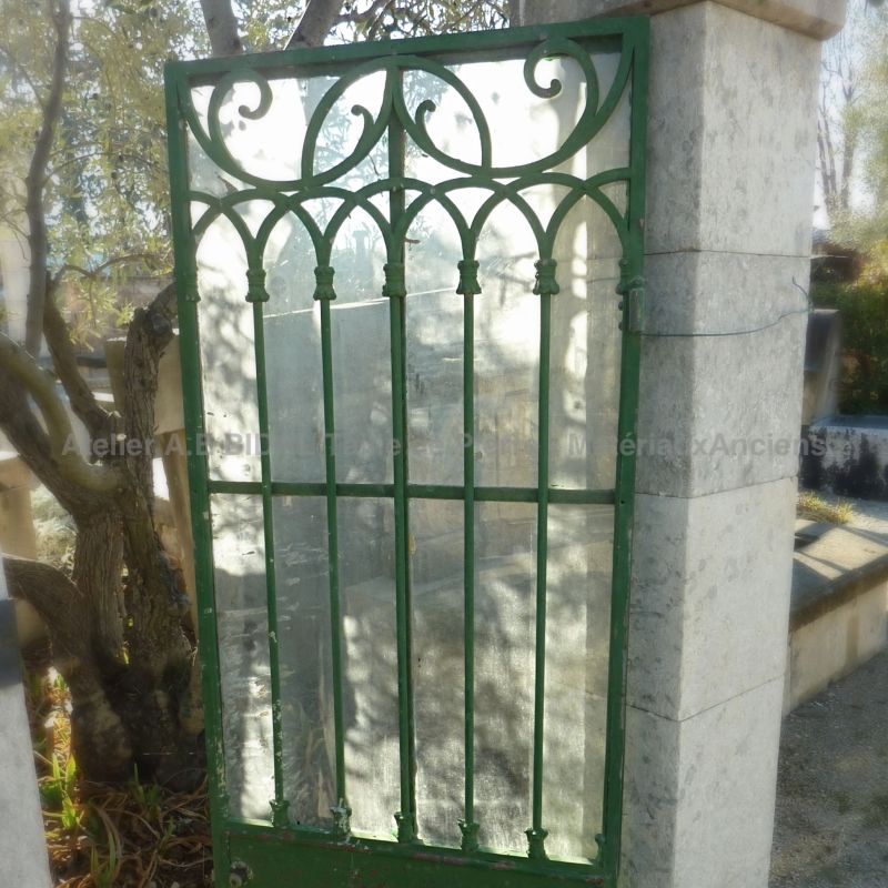 Porte ancienne en fer forgé et verre ǀ Matériaux anciens en Provence Alain Bidal.
