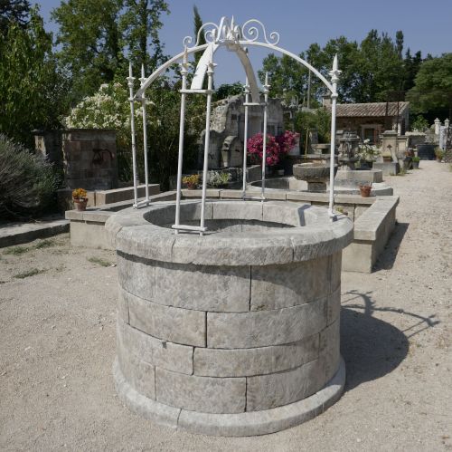 Stone garden well | Round well in stone and its scrap-top for sale in Provence at Alain BIDAL.